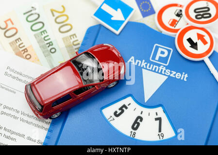 Miniatur-Auto, Ticket und Parkplatz-Disc, höhere Strafen für Falschparker, Miniaturauto, Strafzettel Und Parkscheibe, höheren Strafen Für Falschparke Stockfoto