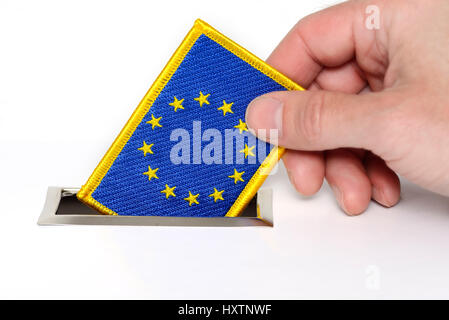 Hand wirft Euro-Flag im kurfürstlichen Urn, europäische Wahl, Hand Wirft Euro-Fahne in Eine Wahlurne, Europawahl Stockfoto