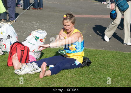 Aufwärmen für LONDON-MARATHON in der Nähe von BLACKHEATH LONDON ENGLAND ENGLAND 26. April 2009 Stockfoto
