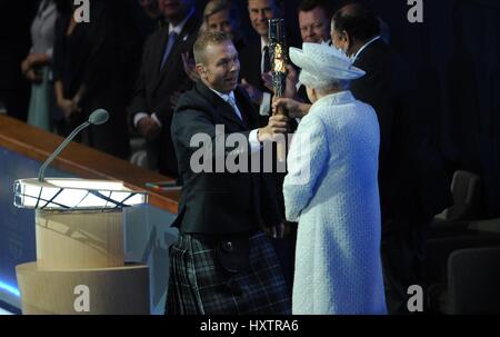 SIR CHRIS HOY hilft seine königliche Hoheit Prinz COMMONWEALTH GAMES COMMONWEALTH GAMES 2014 GLASG CELTIC PARK GLASGOW Schottland 23. Juli 2014 Stockfoto