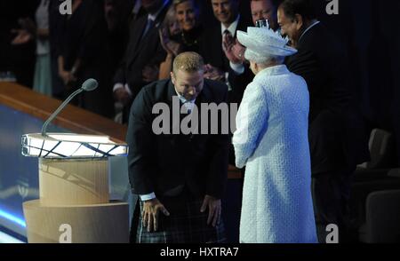 SIR CHRIS HOY hilft seine königliche Hoheit Prinz COMMONWEALTH GAMES COMMONWEALTH GAMES 2014 GLASG CELTIC PARK GLASGOW Schottland 23. Juli 2014 Stockfoto