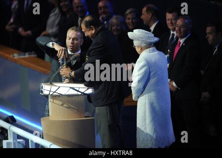 SIR CHRIS HOY hilft seine königliche Hoheit Prinz COMMONWEALTH GAMES COMMONWEALTH GAMES 2014 GLASG CELTIC PARK GLASGOW Schottland 23. Juli 2014 Stockfoto