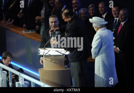 SIR CHRIS HOY hilft seine königliche Hoheit Prinz COMMONWEALTH GAMES COMMONWEALTH GAMES 2014 GLASG CELTIC PARK GLASGOW Schottland 23. Juli 2014 Stockfoto