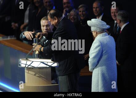 SIR CHRIS HOY hilft seine königliche Hoheit Prinz COMMONWEALTH GAMES COMMONWEALTH GAMES 2014 GLASG CELTIC PARK GLASGOW Schottland 23. Juli 2014 Stockfoto