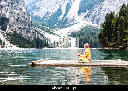 Yoga am See, Lago di Pragser Dolomiten Stockfoto