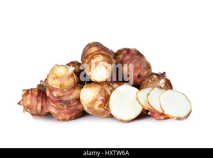 Frisches rohes Topinambur oder Topinambur auf weißem Hintergrund. Stockfoto