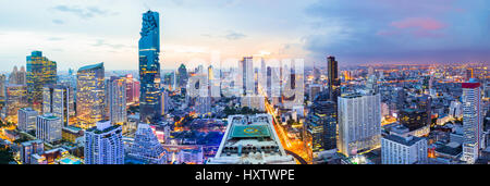 Panorama-Bangkok-Stadt bei Sonnenuntergang im Geschäftsviertel, Bangkok Thailand Stockfoto