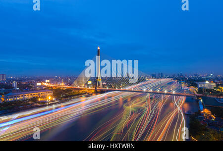 Schöne Rama 8 Brücke überquert Chao Phraya Flusses mit Geschwindigkeit Licht in der Dämmerung, Bangkok Thailand Stockfoto