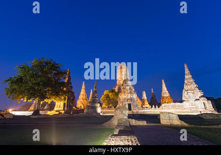 Wat Chaiwatthanaram in der Dämmerung in Ayutthaya, Thailand. Stockfoto
