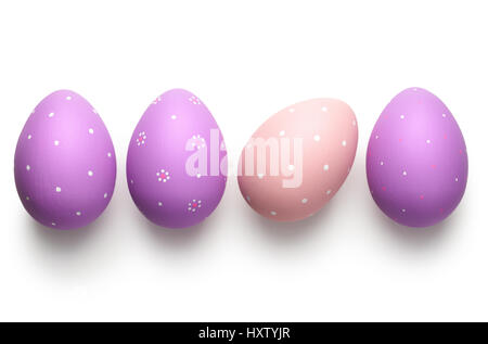 Ostereier auf weißem Hintergrund. Ostern-Konzept. Ansicht von oben Stockfoto