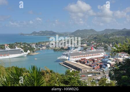 CASTRIES, St. LUCIA CARIBBEAN 19. Januar 2015: zwei Kreuzfahrtschiffe in Hauptstadt von St. Lucia Stockfoto