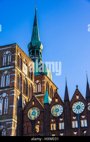 Altes Rathaus und St.-Nikolaus Kirche der Hansestadt Stralsund, Mecklenburg-Vorpommern, Deutschland. Stockfoto