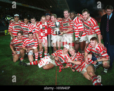 WIGAN GEWINNEN REGAL TROPHY FEIERN NACH SCHLAGEN ST. HELENS 13. Januar 1996 Stockfoto