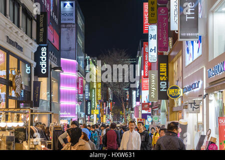 MYEONG-DONG, SEOUL, KOREA: APRIL 1,2016: Leute einkaufen und zu Fuß in Myeongdong Straßenmarkt in der Nacht, Seoul, Südkorea Stockfoto