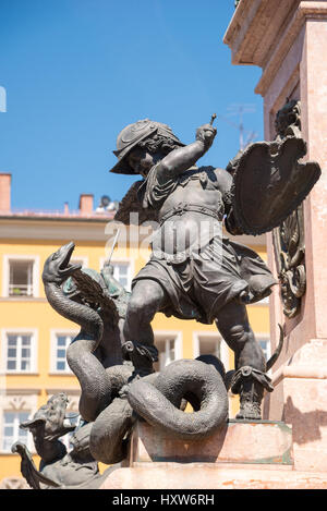 München, Deutschland - 7. Juni 2016: Die Mariensaule ist eine Mariensäule auf dem Marienplatz in München gelegen. An jeder Ecke auf die Spalte pedes Stockfoto