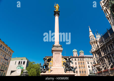 München, Deutschland - 7. Juni 2016: Die Mariensaule ist eine Mariensäule auf dem Marienplatz in München gelegen. Goldene Statue der Jungfrau Maria sta Stockfoto