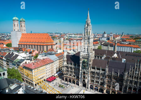 Luftbild auf Marienplatz Rathaus und Frauenkirche in München. Stockfoto