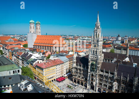 Luftbild auf Marienplatz Rathaus und Frauenkirche in München. Stockfoto