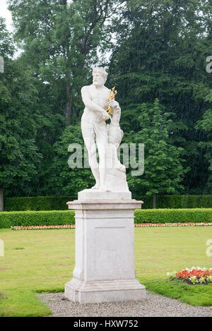 München, Deutschland - Juni 8. 2016: Statue Jupiter von Dominik Auliczek im barocken Garten des Schlosses Nymphenburg. Stockfoto