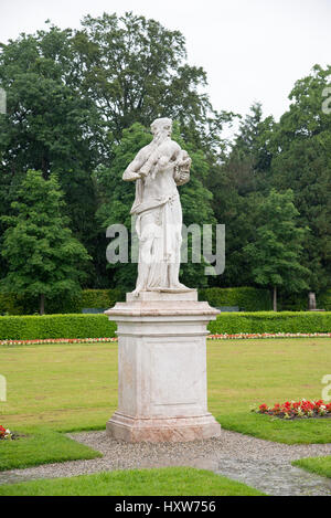 München, Deutschland - Juni 8. 2016: Statue Saturn im barocken Garten des Schlosses Nymphenburg. Stockfoto