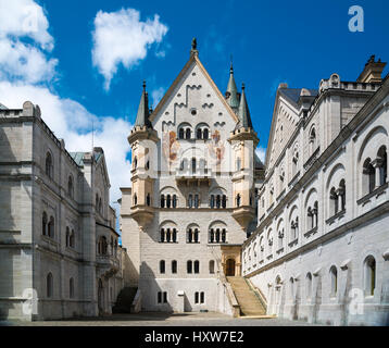 Das Schloss Neuschwanstein. Blick vom Standort der unrealisierten Kapelle am oberen Hof Ebene: Bower, Palast vorne und Ritter Haus. Stockfoto