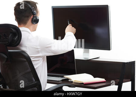 Mann arbeitet am Computer im Büroansicht von hinten Stockfoto