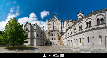 Das Schloss Neuschwanstein. Blick vom Standort der unrealisierten Kapelle am oberen Hof Ebene: Bower, Palast vorne und Ritterhaus. Stockfoto