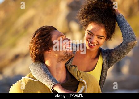 Nahaufnahme Portrait ein attraktives Paar, gemeinsam lachen Stockfoto