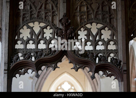 Bildschirm-Detail im Inneren der St.-Petri Kirche, Wolferton, Norfolk, England, UK Stockfoto