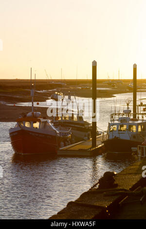 Angelboote/Fischerboote bei Sonnenaufgang, Wells-Next-the-Sea, Norfolk, England, UK Stockfoto