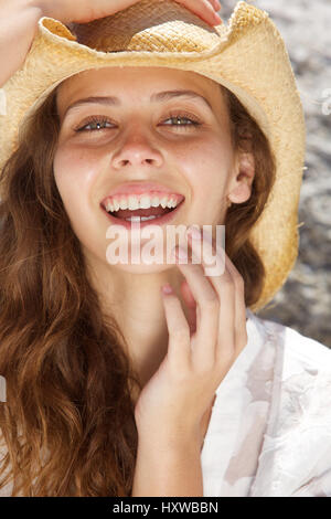 Porträt einer schönen jungen Frau lächelnd mit Cowboy-Hut hautnah Stockfoto