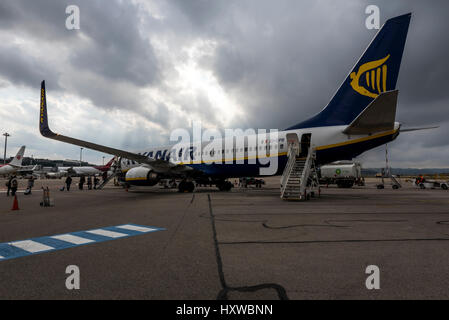 Ein Ryanair-Planerynair Einschiffung Passagiere am Flughafen Marseille, Frankreich Stockfoto
