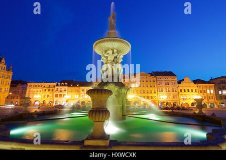 Nachtansicht des Ortes in Ceske Budejovice, Tschechische Republik. Stockfoto