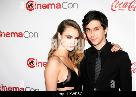 Modell Cara Delevingne und Schauspieler Nat Wolff von Margos Spuren kommen für die CinemaCon Big Screen Achievement Awards am 23. April 2015 in Las Vegas, Nevada. " Stockfoto