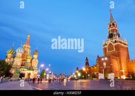Moskau, Russland - 3. August 2009: Touristen zu Fuß auf dem Roten Platz, aufstrebenden St. Basil Cathedral und Kreml. Stockfoto