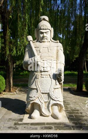 Statue eines Generals in der allgemeinen Heiligen Weg die Ming-Gräber. Es wurde zwischen 1435 und 1540 errichtet. Shisanling, Peking, China Stockfoto