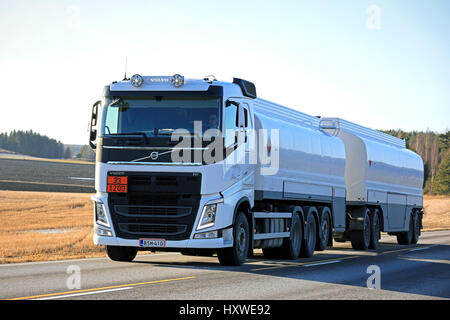 SALO, Finnland - 17. März 2017: Weiße Volvo FH Kraftstofftank LKW auf Feldweg in der Nähe von Sonnenuntergang im Frühling. Die ADR-Code 33-1203 bedeutet Benzin. Stockfoto