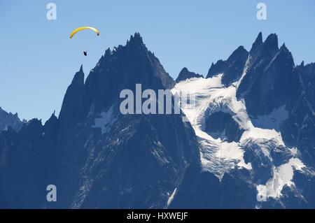 Paragliding fliegen über Mont-Blanc-Massiv, im Hintergrund sind Aiguilles du Chamonix, Alpen, Chamonix, Frankreich Stockfoto