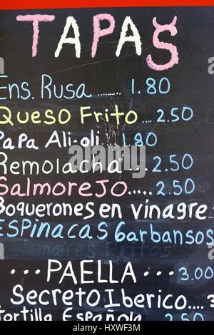 Vordergrund eines Posters im Menü in einem typischen spanischen Restaurant, Sevilla, Andalusien, Spanien Stockfoto