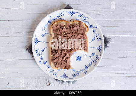 Ein Sandwich mit Schokostreuseln oder "Vlokken", niederländische traditionelle Speisen. Stockfoto