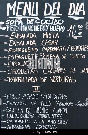 Vordergrund eines Plakats des täglichen Menüs in ein typisch spanisches Restaurant, Madrid, Spanien. Stockfoto