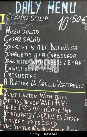 Vordergrund eines Plakats des täglichen Menüs in ein typisch spanisches Restaurant, Madrid, Spanien. Stockfoto