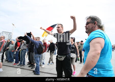 Berlin, Deutschland, 9. Mai 2015: Antifa Demonstranten mit Pegida Aktivisten kollidieren. Stockfoto