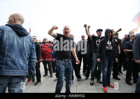 Berlin, Deutschland, 9. Mai 2015: Antifa Demonstranten mit Pegida Aktivisten kollidieren. Stockfoto