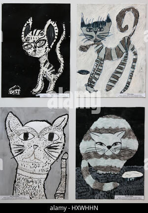 VILNIUS, Litauen – 11. Februar 2017: Zeichnungen und Gemälde von Katzen von Kindern aus elementaren Kunstschule "Light" auf einer Ausstellung in der großen s Stockfoto
