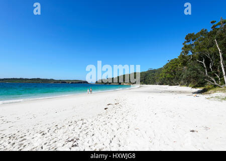 Paar, ein Spaziergang auf dem weißen Sand des malerischen Murray Beach, Booderee Nationalpark, Jervis Bay, New South Wales, NSW, Australien Stockfoto