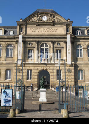 Musée National de Ceramique, National Museum of Ceramics, Bernard Palissy Statue, Sevres, Hauts-de-Seine, Paris, Frankreich Stockfoto