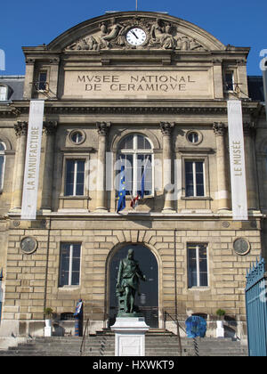 Musée National de Ceramique, National Museum of Ceramics, Bernard Palissy Statue, Sevres, Hauts-de-Seine, Paris, Frankreich Stockfoto