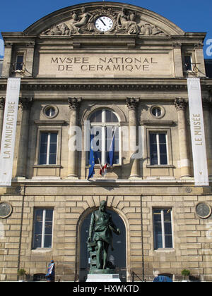 Musée National de Ceramique, National Museum of Ceramics, Bernard Palissy Statue, Sevres, Hauts-de-Seine, Paris, Frankreich Stockfoto