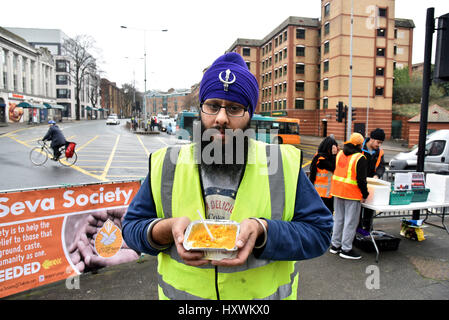 Sikh freiwillige Aushändigung Curry für Wohnungslose in Cardiff. Mitglieder des Vereins Midland Langar Seva sind abgebildet Stockfoto